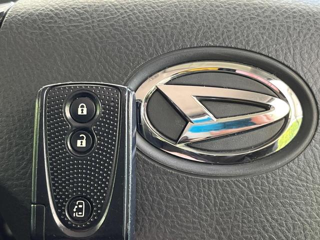 【キーフリーシステム】カバンやポケットに入れたままでもドアの施錠・解錠が可能なスマートキーを装備。エンジンのオン・オフ時もカギを取り出す必要が無いからとっても便利です♪