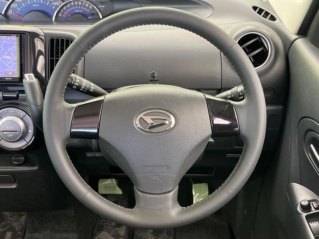 インテリアに合わせたデザインのステアリングは、運転される方のことも考え、運転しやすい形状、大きさです。是非一度、実際に触ってお確かめください。