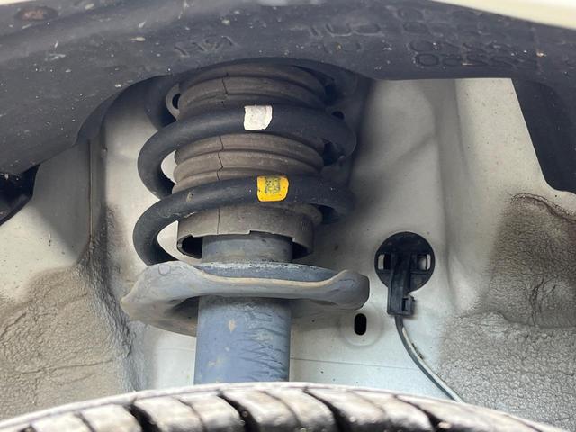 お車を安心してお乗りいただく為には、足回りの定期点検が欠かせません。サービスサポート（有償保証）では無料点検もご提供しており、安心のカーライフをお過ごしいただけるサポート体制が整っています。