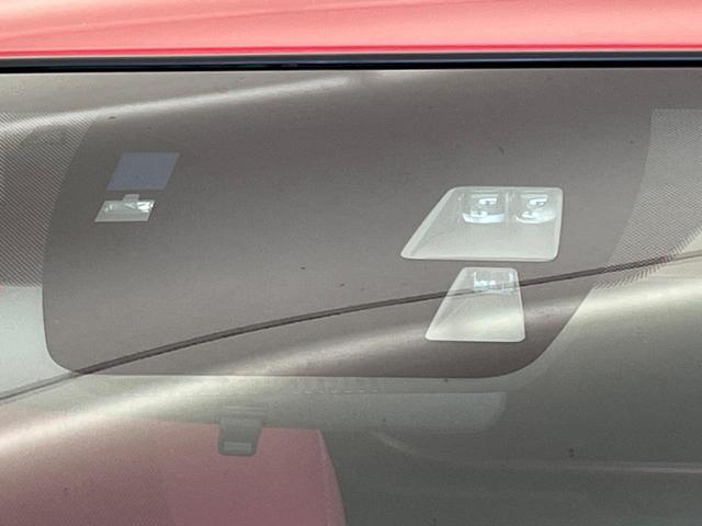 【スマートブレーキサポート】走行中に前方の車両等を認識し、衝突しそうな時は警報とブレーキで衝突回避と被害軽減をアシスト。より安全にドライブをお楽しみいただけます。