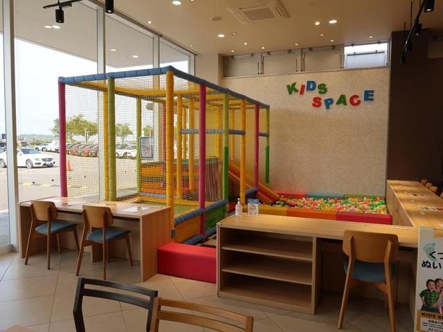 大きなキッズスペースも完備！小さなお子様連れでも、ゆっくりとお車探しをお楽しみいただけます。