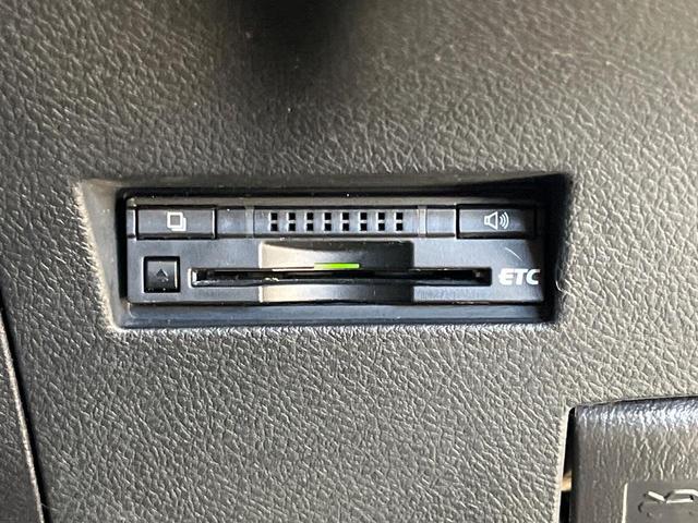 カローラフィールダー ハイブリッドＧ　エアロツアラー・ダブルバイビー　純正ナビ　バックカメラ　禁煙車　ハーフレザーシート　スマートキー　ＨＩＤヘッド　ビルトインＥＴＣ　オートライト　オートエアコン　Ｂｌｕｅｔｏｏｔｈ　ＣＤ　ＤＶＤ再生　フルセグ（7枚目）