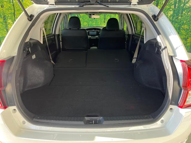 カローラフィールダー ハイブリッドＧ　エアロツアラー・ダブルバイビー　純正ナビ　バックカメラ　禁煙車　ハーフレザーシート　スマートキー　ＨＩＤヘッド　ビルトインＥＴＣ　オートライト　オートエアコン　Ｂｌｕｅｔｏｏｔｈ　ＣＤ　ＤＶＤ再生　フルセグ（11枚目）