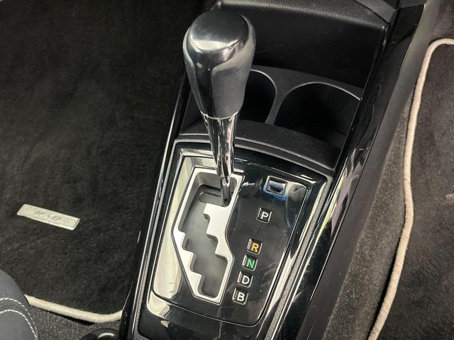 カローラフィールダー ハイブリッドＧ　エアロツアラー・ダブルバイビー　純正ナビ　バックカメラ　禁煙車　ハーフレザーシート　スマートキー　ＨＩＤヘッド　ビルトインＥＴＣ　オートライト　オートエアコン　Ｂｌｕｅｔｏｏｔｈ　ＣＤ　ＤＶＤ再生　フルセグ（42枚目）