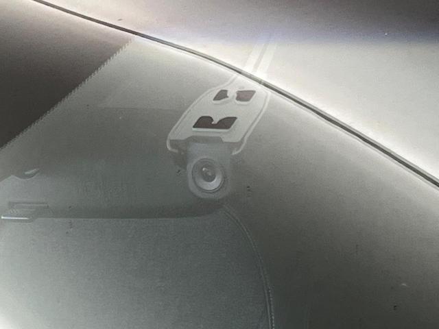 フィット ｅ：ＨＥＶホーム　フルエアロ　バックカメラ　衝突被害軽減システム　禁煙車　ドラレコ　コーナーセンサー　スマートキー　ＬＥＤヘッド　ＥＴＣ　純正１６インチアルミ　オートハイビーム　車線逸脱警報　オートライト（29枚目）