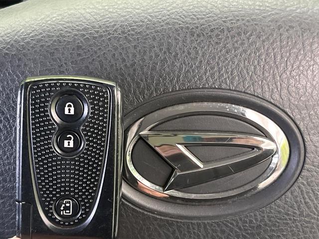 【キーフリーシステム】カバンやポケットに入れたままでもドアの施錠・解錠が可能なスマートキーを装備。エンジンのオン・オフ時もカギを取り出す必要が無いからとっても便利です♪