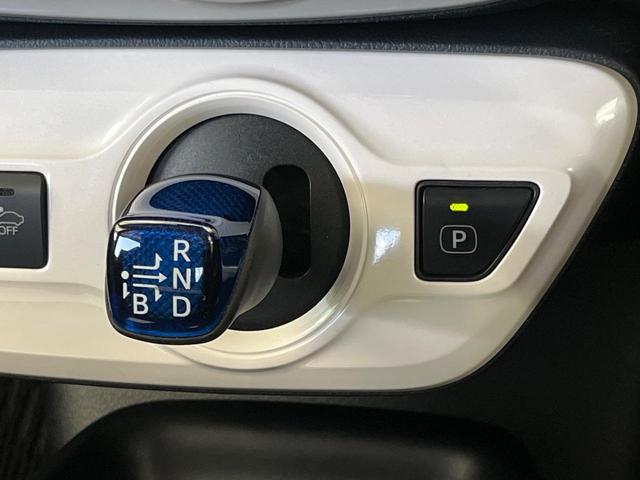 プリウス S 純正ナビ バックカメラ セーフティセンス レーダークルーズ 禁煙車 ドラレコ スマートキー LEDヘッド ビルトインETC 純正15インチアルミ オートハイビーム オートライト(45枚目)