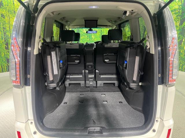 セレナ ライダーブラックラインＳ－ＨＶアドバンスドセーフティ　後席モニター　純正８インチナビ　全周囲カメラ　禁煙車　衝突軽減装置　両側電動スライドドア　ＥＴＣ　ドライブレコーダー　ＬＥＤヘッド　クルーズコントロール　コーナーセンサー　車線逸脱警報　誤発進抑制機能（12枚目）