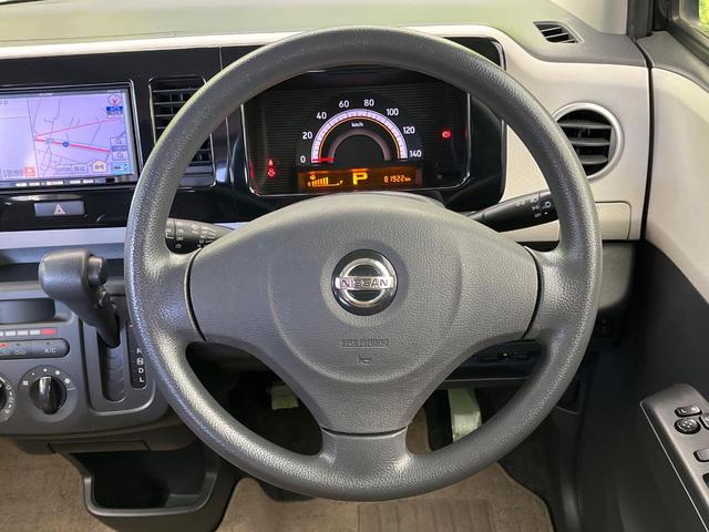 �C���e���A�ɍ��킹���f�U�C���̃X�e�A�����O�́A�^�]�������̂��Ƃ��l���A�^�]���₷���`��A�傫���ł��B�����x�A���ۂɐG���Ă��m���߂��������B