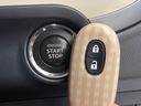 【キーレススタートシステム】カバンやポケットに入れたままでもドアの施錠・解錠が可能なスマートキーを装備。エンジンのオン・オフ時もカギを取り出す必要が無いからとっても便利です♪