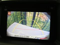 【バックカメラ】駐車時に後方がリアルタイム映像で確認できます。大型商業施設や立体駐車場での駐車時や、夜間のバック時に大活躍！運転スキルに関わらず、今や必須となった装備のひとつです！ 4