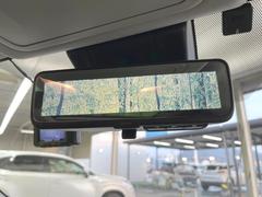 【デジタルインナーミラー】後席の大きな荷物や同乗者で後方が確認しづらい時でも安心！カメラが撮影した車両後方の映像をルームミラー内に表示。クリアな視界で状況の確認が可能です！ 7