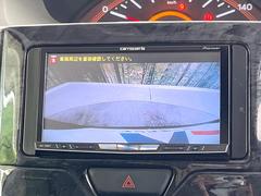 【バックカメラ】駐車時に後方がリアルタイム映像で確認できます。大型商業施設や立体駐車場での駐車時や、夜間のバック時に大活躍！運転スキルに関わらず、今や必須となった装備のひとつです！ 5