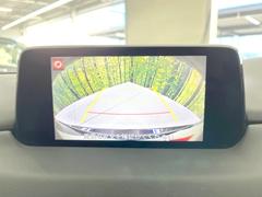 【バックカメラ】駐車時に後方がリアルタイム映像で確認できます。大型商業施設や立体駐車場での駐車時や、夜間のバック時に大活躍！運転スキルに関わらず、今や必須となった装備のひとつです！ 4