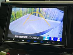 【バックカメラ】駐車時に後方がリアルタイム映像で確認できます。大型商業施設や立体駐車場での駐車時や、夜間のバック時に大活躍！運転スキルに関わらず、今や必須となった装備のひとつです！ 4