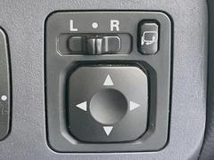 【電動格納ミラー】サイドミラーは電動格納式となっており、狭い駐車場でもキズがつくリスクを抑えられます。 6