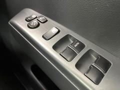 【電動格納ミラー】サイドミラーは電動格納式となっており、狭い駐車場でもキズがつくリスクを抑えられます。 6