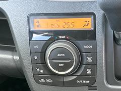 【オートエアコン】一度お好みの温度に設定すれば、車内の温度を検知し風量や温度を自動で調整。暑い…寒い…と何度もスイッチ操作をする必要はありません。快適な車内空間には必須の機能ですね♪ 6