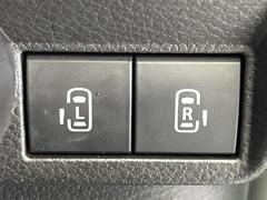 【両側パワースライドドア】スマートキーや運転席のスイッチで後席両側スライドドアの開閉が可能♪電動だから力を入れてドアを開ける必要が無く、小さなお子様でも簡単に開け閉めでき快適です♪ 5