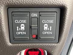 【両側パワースライドドア】スマートキーや運転席のスイッチで後席両側スライドドアの開閉が可能♪電動だから力を入れてドアを開ける必要が無く、小さなお子様でも簡単に開け閉めでき快適です♪ 6