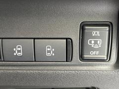 【両側パワースライドドア】スマートキーや運転席のスイッチで後席両側スライドドアの開閉が可能♪電動だから力を入れてドアを開ける必要が無く、小さなお子様でも簡単に開け閉めでき快適です♪ 7