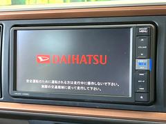【純正ナビ】人気の純正ナビを装備。オーディオ機能も充実しており、Ｂｌｕｅｔｏｏｔｈ接続すればお持ちのスマホやＭＰ３プレイヤーの音楽を再生可能！毎日の運転がさらに楽しくなります！！ 4