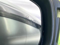 【ブラインドスポットモニター】走行中、ドアミラーの死角になりやすい箇所に後続車が接近するとサイドミラーのレンズに警告を表示！ドライバーに注意喚起をしてくれます。 6