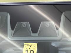 【スマートアシスト】走行中に前方の車両等を認識し、衝突しそうな時は警報とブレーキで衝突回避と被害軽減をアシスト。より安全にドライブをお楽しみいただけます。 5