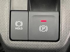 【電動パーキングブレーキ】パーキングブレーキは便利な電動式！ボタン一つで操作でき、アクセルを踏めば自動で解除されます♪レバーやペダルが無いので運転席廻りもすっきりしますね♪ 7