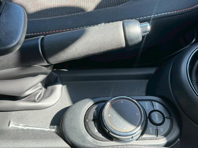 ＭＩＮＩ クーパー　ワンオーナー　純正ナビ　バックモニター　Ｂｌｕｅｔｏｏｔｈ　純正１７インチＡＷ　ＥＴＣ　ミュージックサーバー　プッシュスタート　スペアキー　ＡＵＸ　ＵＳＢ　フォグランプ（22枚目）