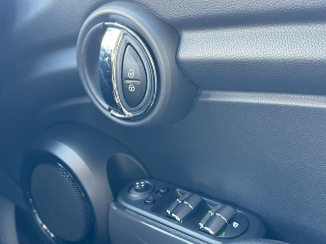 ＭＩＮＩ クーパー　ワンオーナー　純正ナビ　バックモニター　Ｂｌｕｅｔｏｏｔｈ　純正１７インチＡＷ　ＥＴＣ　ミュージックサーバー　プッシュスタート　スペアキー　ＡＵＸ　ＵＳＢ　フォグランプ（24枚目）