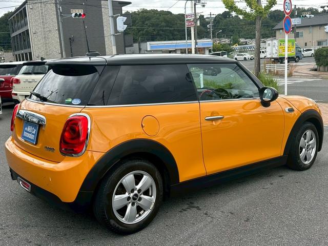 ＭＩＮＩ クーパー　純正ナビ　バックカメラ　Ｂｌｕｅｔｏｏｔｈ　プッシュスタート　ミラー型ＥＴＣ　ドラレコ　ミュージックサーバー　ＬＥＤヘッドライト　オートライト　ツートンルーフ　純正１５インチＡＷ　アイドリングストップ（6枚目）