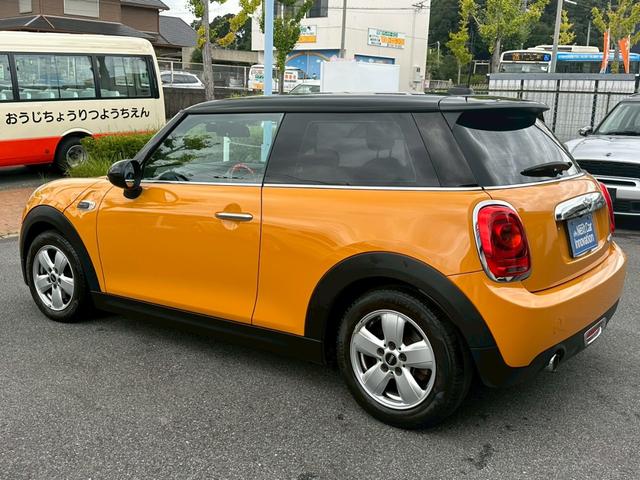 ＭＩＮＩ クーパー　純正ナビ　バックカメラ　Ｂｌｕｅｔｏｏｔｈ　プッシュスタート　ミラー型ＥＴＣ　ドラレコ　ミュージックサーバー　ＬＥＤヘッドライト　オートライト　ツートンルーフ　純正１５インチＡＷ　アイドリングストップ（8枚目）