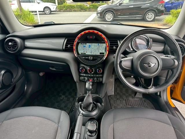 ＭＩＮＩ クーパー　純正ナビ　バックカメラ　Ｂｌｕｅｔｏｏｔｈ　プッシュスタート　ミラー型ＥＴＣ　ドラレコ　ミュージックサーバー　ＬＥＤヘッドライト　オートライト　ツートンルーフ　純正１５インチＡＷ　アイドリングストップ（10枚目）