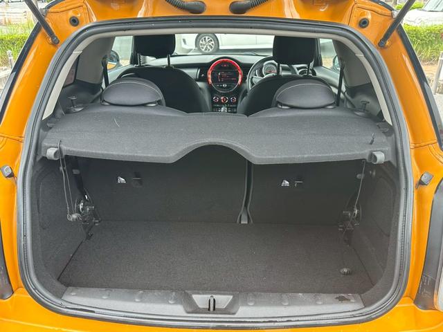 ＭＩＮＩ クーパー　純正ナビ　バックカメラ　Ｂｌｕｅｔｏｏｔｈ　プッシュスタート　ミラー型ＥＴＣ　ドラレコ　ミュージックサーバー　ＬＥＤヘッドライト　オートライト　ツートンルーフ　純正１５インチＡＷ　アイドリングストップ（14枚目）