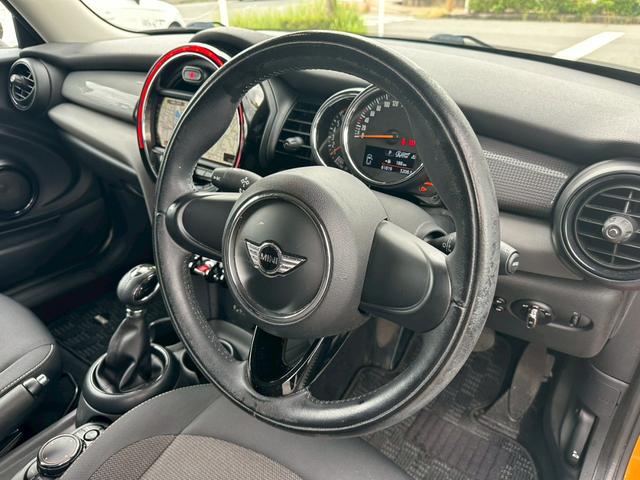 ＭＩＮＩ クーパー　純正ナビ　バックカメラ　Ｂｌｕｅｔｏｏｔｈ　プッシュスタート　ミラー型ＥＴＣ　ドラレコ　ミュージックサーバー　ＬＥＤヘッドライト　オートライト　ツートンルーフ　純正１５インチＡＷ　アイドリングストップ（16枚目）