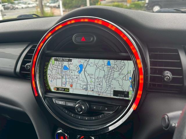 ＭＩＮＩ クーパー　純正ナビ　バックカメラ　Ｂｌｕｅｔｏｏｔｈ　プッシュスタート　ミラー型ＥＴＣ　ドラレコ　ミュージックサーバー　ＬＥＤヘッドライト　オートライト　ツートンルーフ　純正１５インチＡＷ　アイドリングストップ（18枚目）