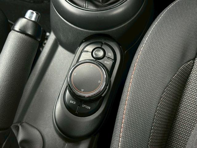 ＭＩＮＩ クーパー　純正ナビ　バックカメラ　Ｂｌｕｅｔｏｏｔｈ　プッシュスタート　ミラー型ＥＴＣ　ドラレコ　ミュージックサーバー　ＬＥＤヘッドライト　オートライト　ツートンルーフ　純正１５インチＡＷ　アイドリングストップ（24枚目）