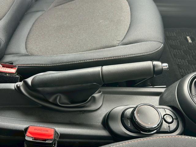ＭＩＮＩ クーパー　純正ナビ　バックカメラ　Ｂｌｕｅｔｏｏｔｈ　プッシュスタート　ミラー型ＥＴＣ　ドラレコ　ミュージックサーバー　ＬＥＤヘッドライト　オートライト　ツートンルーフ　純正１５インチＡＷ　アイドリングストップ（25枚目）