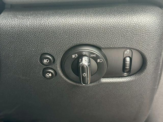 ＭＩＮＩ クーパー　純正ナビ　バックカメラ　Ｂｌｕｅｔｏｏｔｈ　プッシュスタート　ミラー型ＥＴＣ　ドラレコ　ミュージックサーバー　ＬＥＤヘッドライト　オートライト　ツートンルーフ　純正１５インチＡＷ　アイドリングストップ（28枚目）
