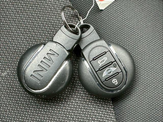 ＭＩＮＩ クーパー　純正ナビ　バックカメラ　Ｂｌｕｅｔｏｏｔｈ　プッシュスタート　ミラー型ＥＴＣ　ドラレコ　ミュージックサーバー　ＬＥＤヘッドライト　オートライト　ツートンルーフ　純正１５インチＡＷ　アイドリングストップ（29枚目）