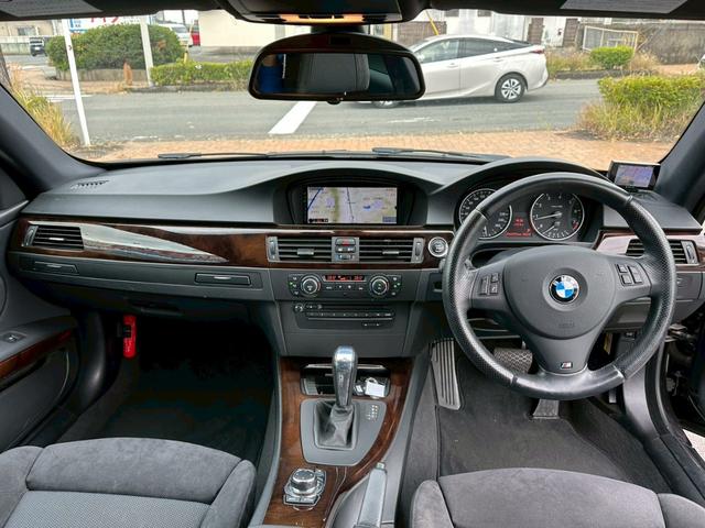 ３シリーズ ３２０ｉ　Ｍスポーツパッケージ　純正ナビ　バックカメラ　スマートキー　プッシュスタート　パワーシート　ミュージックサーバー　ＣＤ＆ＤＶＤ再生　ＡＵＸ　パーキングアシスト　純正１８インチＡＷ　ミラー型ＥＴＣ　オートライト（10枚目）