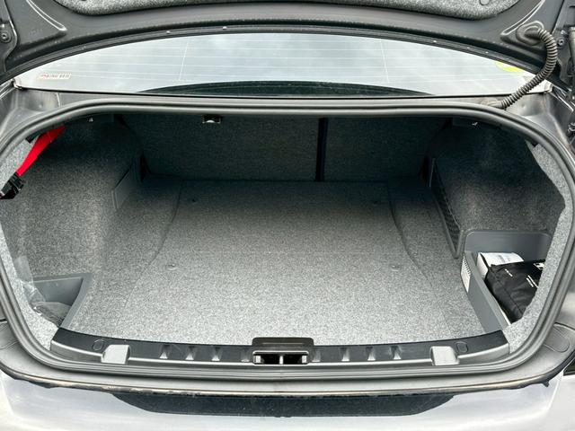 ３シリーズ ３２０ｉ　Ｍスポーツパッケージ　純正ナビ　バックカメラ　スマートキー　プッシュスタート　パワーシート　ミュージックサーバー　ＣＤ＆ＤＶＤ再生　ＡＵＸ　パーキングアシスト　純正１８インチＡＷ　ミラー型ＥＴＣ　オートライト（14枚目）