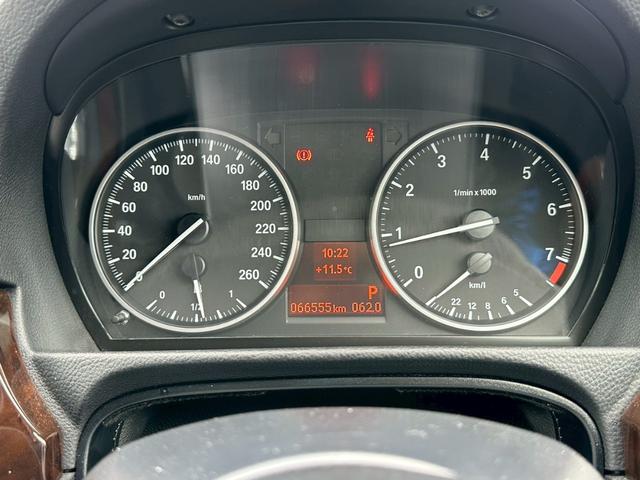 ３シリーズ ３２０ｉ　Ｍスポーツパッケージ　純正ナビ　バックカメラ　スマートキー　プッシュスタート　パワーシート　ミュージックサーバー　ＣＤ＆ＤＶＤ再生　ＡＵＸ　パーキングアシスト　純正１８インチＡＷ　ミラー型ＥＴＣ　オートライト（17枚目）