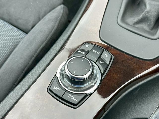 ３シリーズ ３２０ｉ　Ｍスポーツパッケージ　純正ナビ　バックカメラ　スマートキー　プッシュスタート　パワーシート　ミュージックサーバー　ＣＤ＆ＤＶＤ再生　ＡＵＸ　パーキングアシスト　純正１８インチＡＷ　ミラー型ＥＴＣ　オートライト（24枚目）