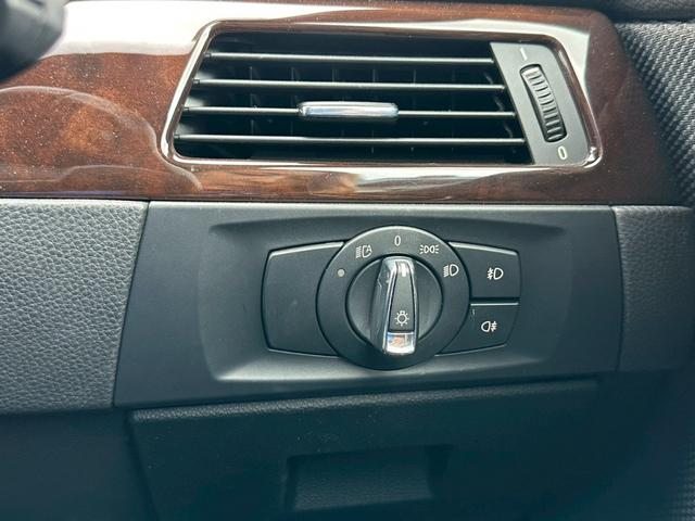 ３シリーズ ３２０ｉ　Ｍスポーツパッケージ　純正ナビ　バックカメラ　スマートキー　プッシュスタート　パワーシート　ミュージックサーバー　ＣＤ＆ＤＶＤ再生　ＡＵＸ　パーキングアシスト　純正１８インチＡＷ　ミラー型ＥＴＣ　オートライト（26枚目）