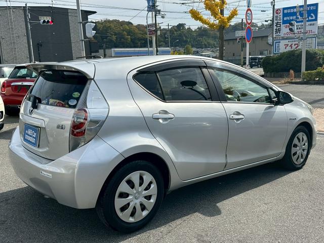 アクア Ｓ　ワンオーナー　リアスポイラー　純正ナビ　スマートキー　前後ドラレコ　バックカメラ　Ｂｌｕｅｔｏｏｔｈ　ＣＤ＆ＤＶＤ再生　プッシュスタート　ＬＥＤヘッドライト　オートライト　ステアスイッチ　ＥＴＣ（6枚目）