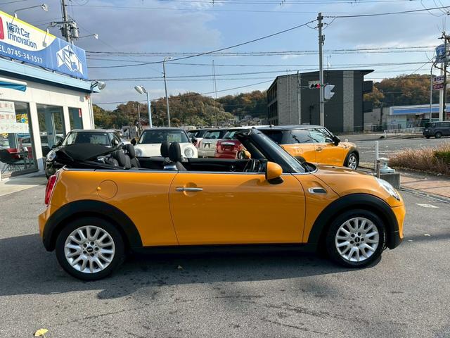 ＭＩＮＩ クーパー　コンバーチブル　ナビゲーションＰＫＧ　ペッパーＰＫＧ　ライトＰＫＧ　エキサイメントＰＫＧ　ドラレコ　プッシュスタート　純正１６インチＡＷ　スマートキー　バックカメラ　ＥＴＣ　オートライト（5枚目）