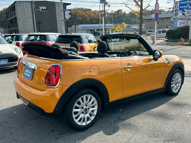 ＭＩＮＩ クーパー　コンバーチブル　ナビゲーションＰＫＧ　ペッパーＰＫＧ　ライトＰＫＧ　エキサイメントＰＫＧ　ドラレコ　プッシュスタート　純正１６インチＡＷ　スマートキー　バックカメラ　ＥＴＣ　オートライト（6枚目）