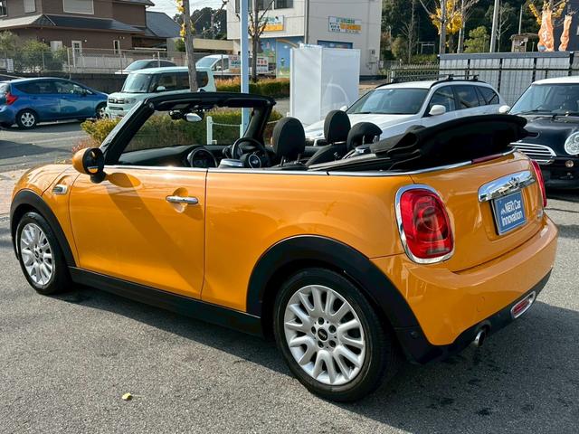 ＭＩＮＩ クーパー　コンバーチブル　ナビゲーションＰＫＧ　ペッパーＰＫＧ　ライトＰＫＧ　エキサイメントＰＫＧ　ドラレコ　プッシュスタート　純正１６インチＡＷ　スマートキー　バックカメラ　ＥＴＣ　オートライト（8枚目）